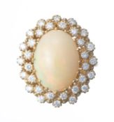 Bague marguerite en or jaune ornée d'une opale blanche et de diamants