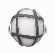 Bague en or blanc ornée d'une agate blanche