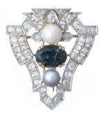 Broche de style Art déco en or jaune et blanc pavée de diamants avec saphir vert central