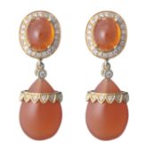 Paire de boucles d'oreille en or jaune ornée de cornaline