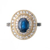 Bague en or jaune ornée d'un saphir bleu ovale et de diamants