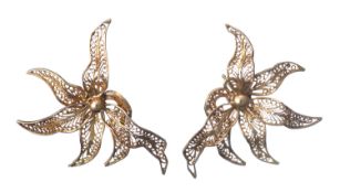 Clous d'oreille en or jaune filigrane à motif de fleurs