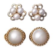 Ensemble de deux paires de clous d'oreilles en or jaune ornées de perles de culture