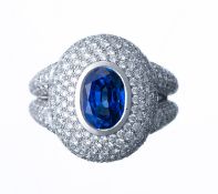 Belle bague en or blanc pavée de diamants avec saphir bleu