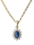Collier en or jaune orné d'un pendentif fleur saphir et diamants