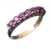 Demi-alliance en or jaune sertie de rubis