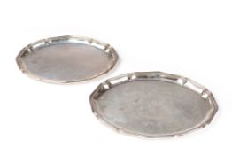 Paire de plateaux ovales en argent, dans un même style