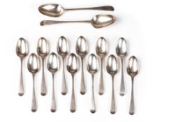 Travail anglais XVIIIe - Douze cuillères à dessert et deux cuillères de service assorties en argent