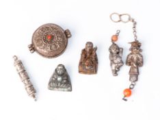 Ensemble d'objets divers en alliages métalliques argentés