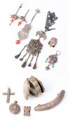 Ensemble d'objets divers en alliages métalliques argentés