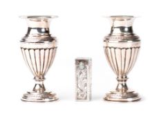 Paire de vases soliflores style amphore et boîte à rouge à lèvre en argent