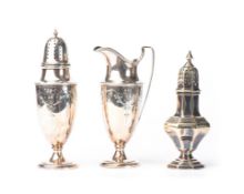 Deux saupoudreurs à sucre et une verseuse, argent et métal argenté