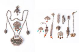 Ensemble d'objets divers en alliages métalliques argentés