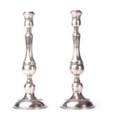 Paire de bougeoirs balustres en métal argenté