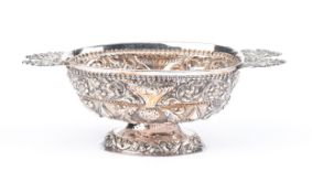 Travail hollandais fin XIXe - Élégante coupe sur pied dans le goût XVIIe