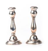 Petite paire de bougeoirs balustres en argent sterling