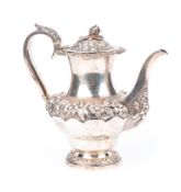 Travail anglais circa 1830 - Imposante cafetière en argent sterling à motif de fleurs