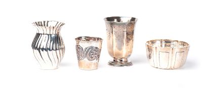 Ensemble de quatre coupes, timbales et vase soliflore en argent