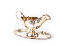 Saucière en argent de forme libre sur piédouche