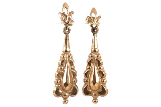 A pair of Victorian style embossed 9ct gold drop earrings, 3.4cm high, total 1.6g. - Bild 1 aus 2