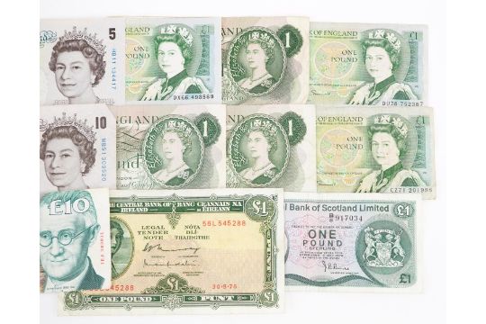 Vintage banknotes comprising Bank of England ten pound, five pound and five one pound together - Bild 3 aus 3