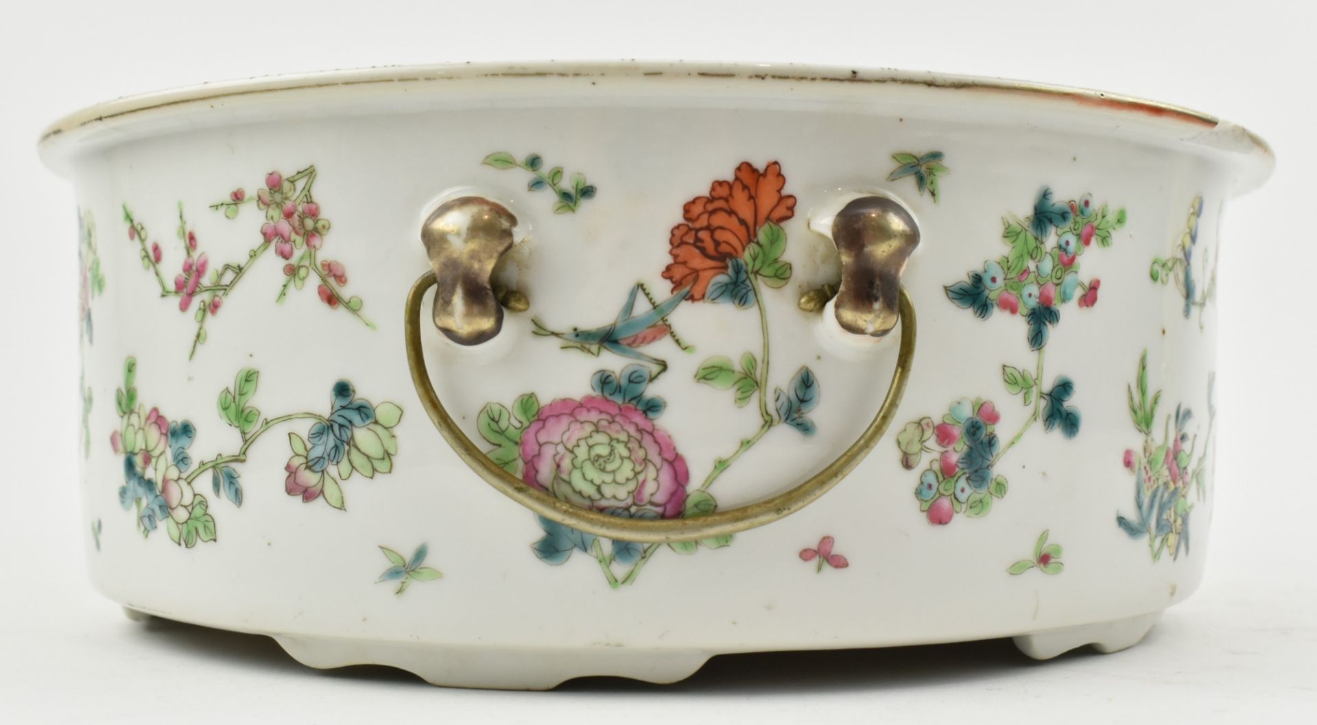LARGE QING DYNASTY POLYCHROME ENAMELLED TWIN HANDLED DISH 清 珐琅彩花卉盘 - Bild 5 aus 6