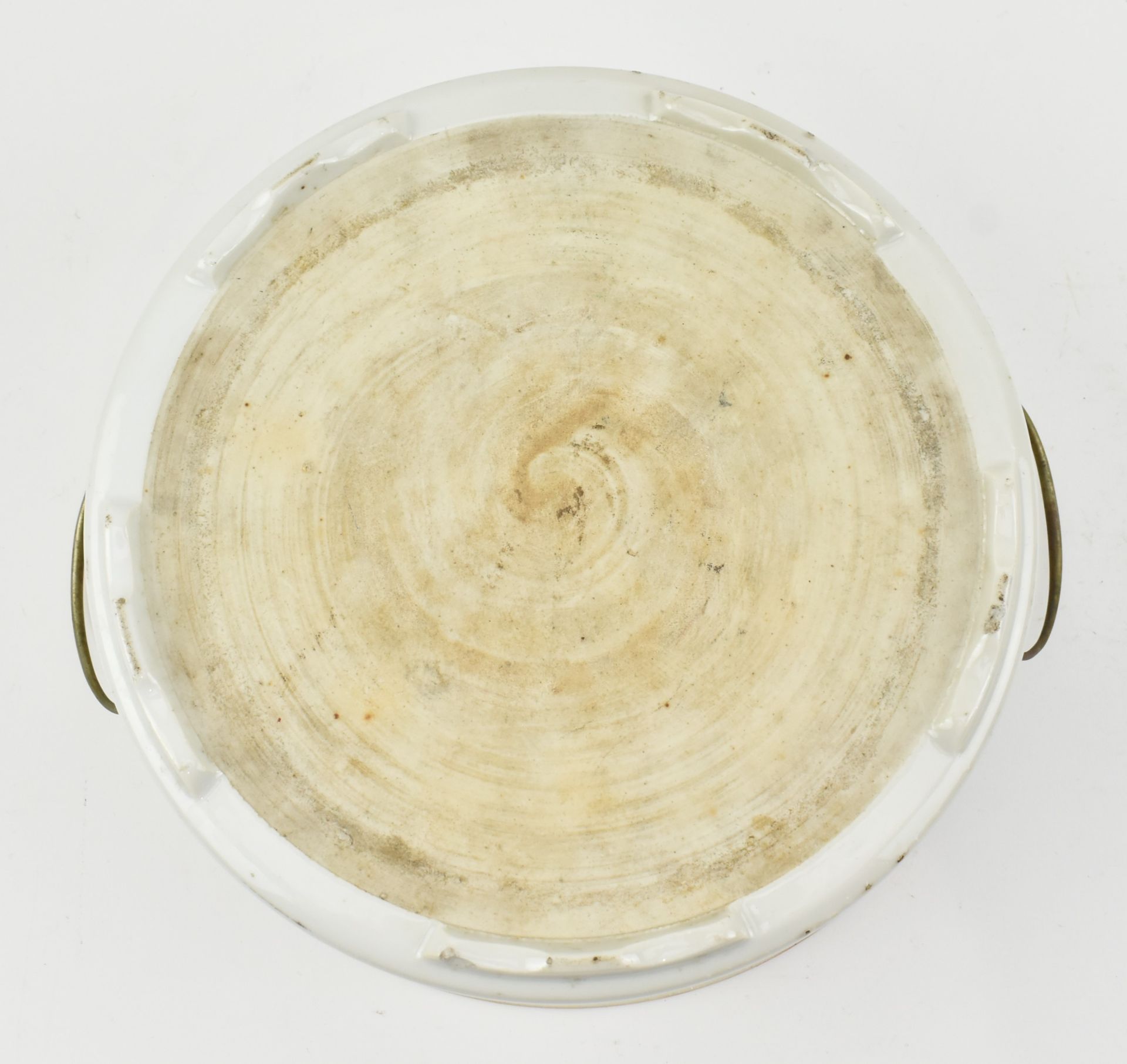 LARGE QING DYNASTY POLYCHROME ENAMELLED TWIN HANDLED DISH 清 珐琅彩花卉盘 - Bild 6 aus 6