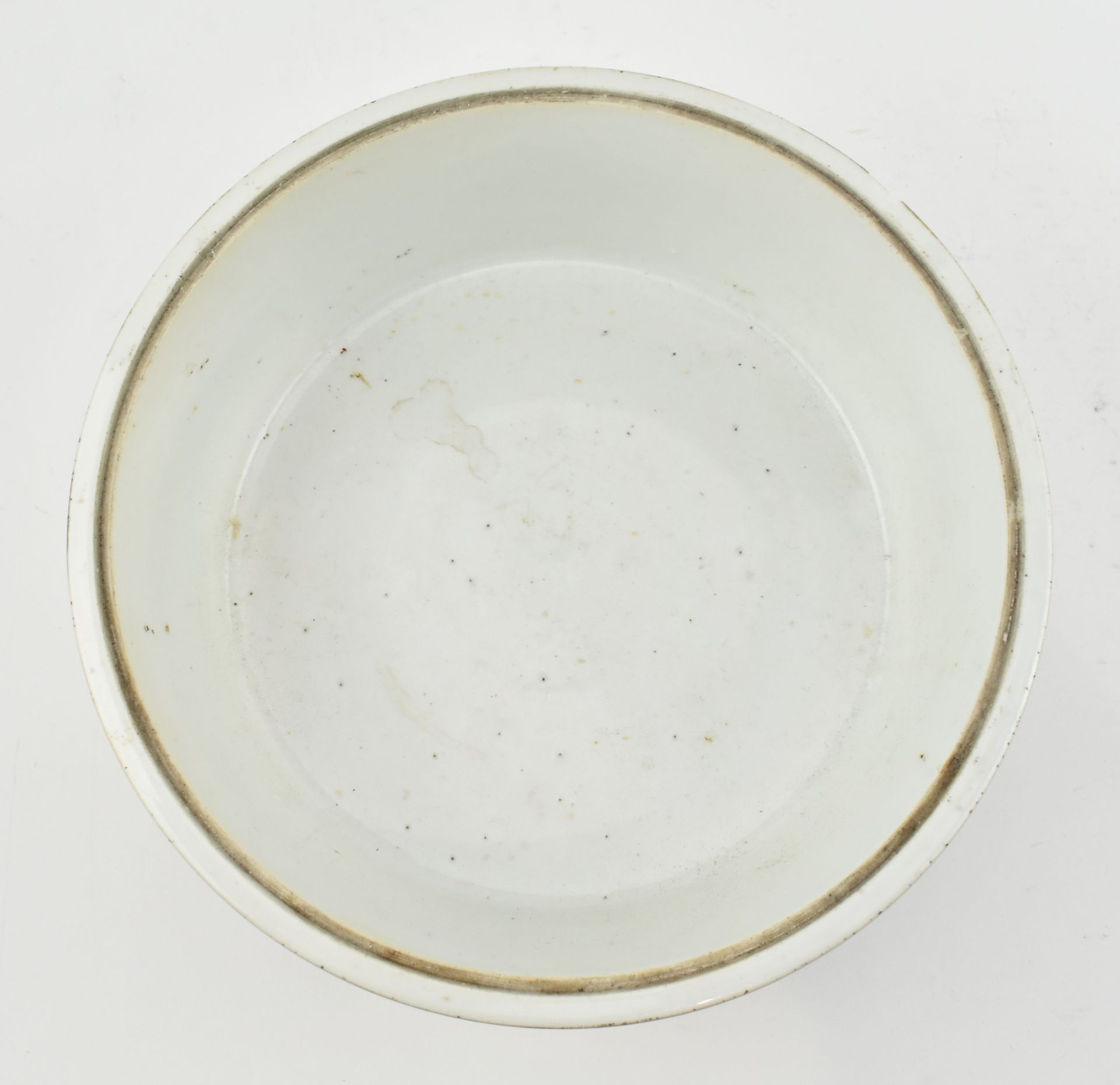 LARGE QING DYNASTY POLYCHROME ENAMELLED TWIN HANDLED DISH 清 珐琅彩花卉盘 - Bild 4 aus 6