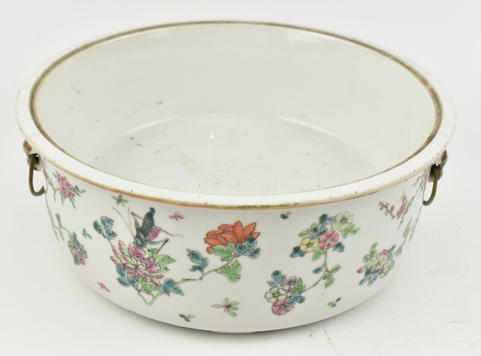 LARGE QING DYNASTY POLYCHROME ENAMELLED TWIN HANDLED DISH 清 珐琅彩花卉盘 - Bild 3 aus 6