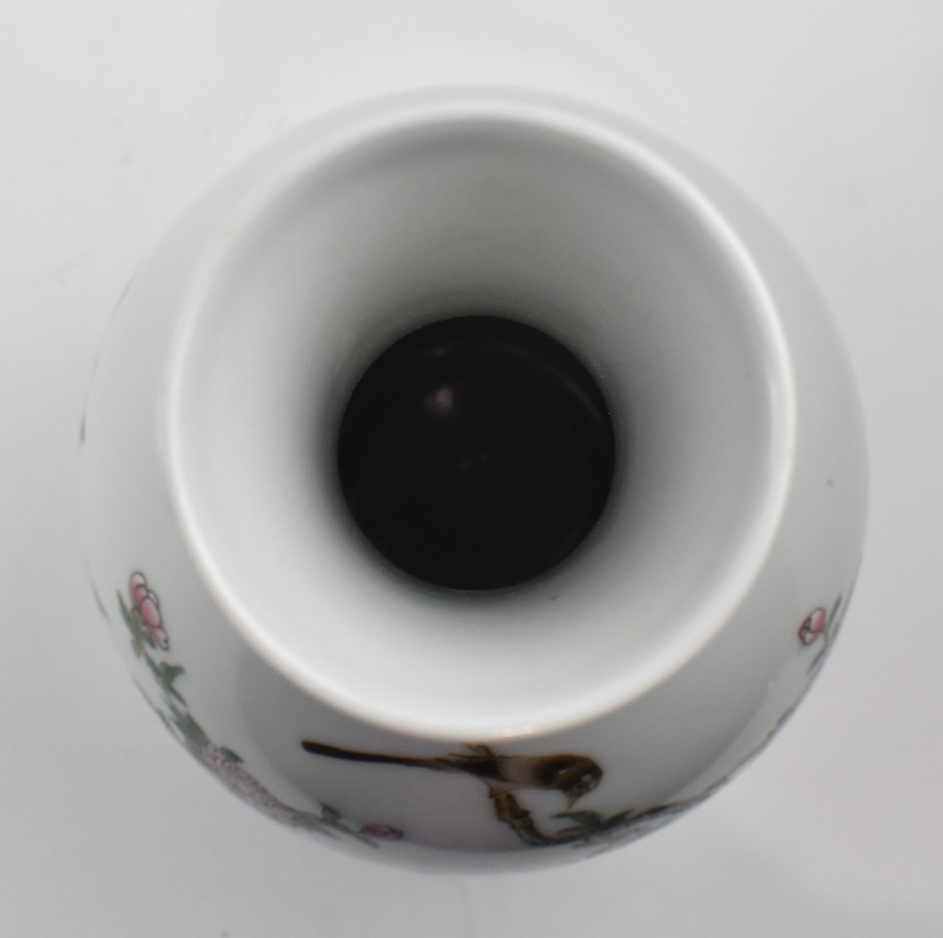 QING QIANLONG MARK FAMILLE ROSE YUHUCHUN PORCELAIN VASE 清乾隆款粉彩锦上添花玉壶春瓶 - Bild 5 aus 6