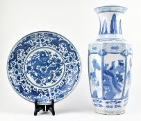 TWO 20TH CENTURY CHINESE AND JAPANESE BLUE AND WHITE PORCELAIN PIECES 二十世纪中日青花陶瓷两件