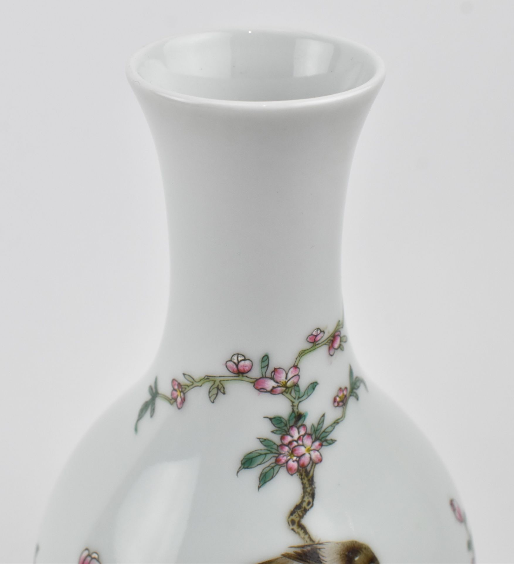 QING QIANLONG MARK FAMILLE ROSE YUHUCHUN PORCELAIN VASE 清乾隆款粉彩锦上添花玉壶春瓶 - Bild 4 aus 6