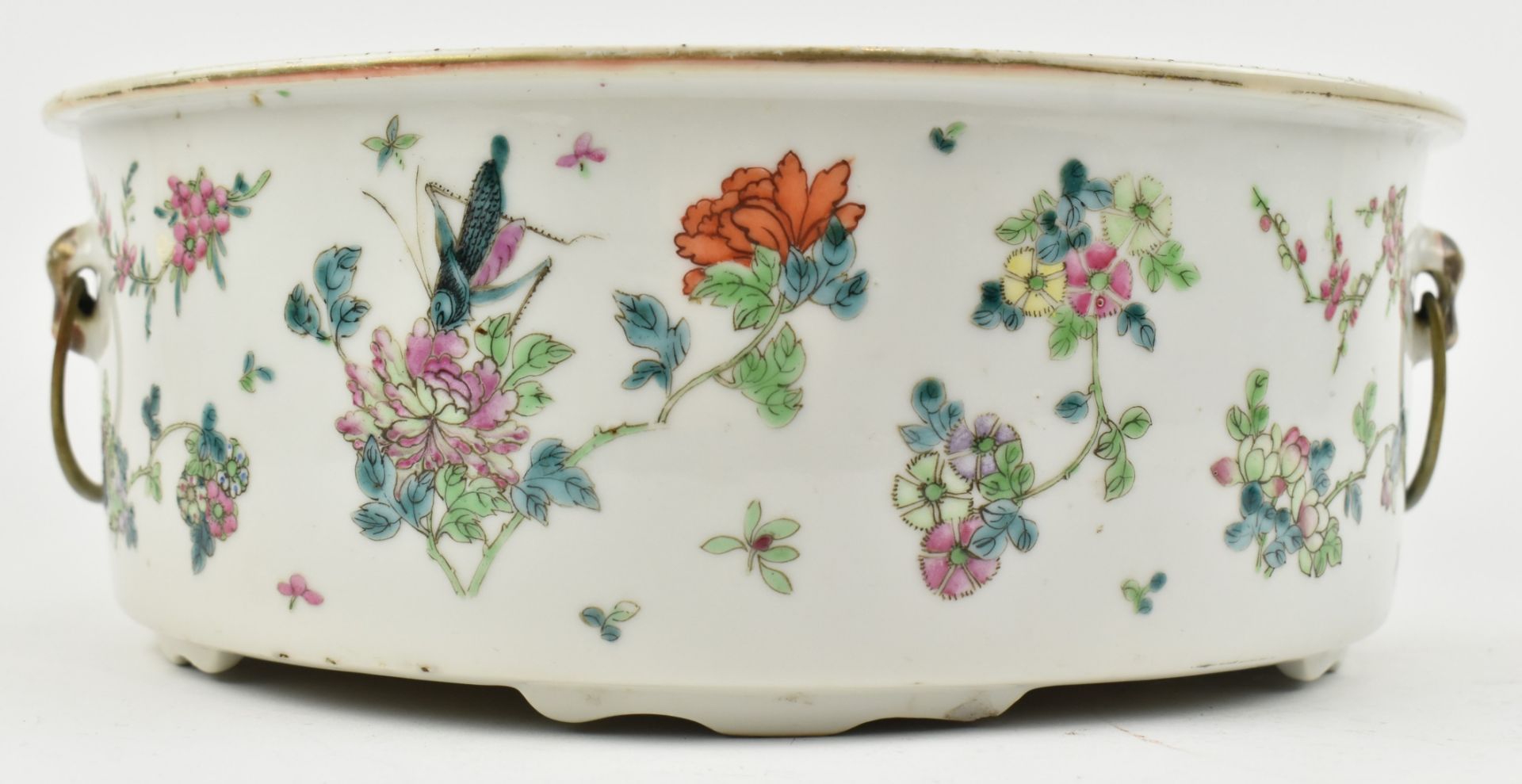 LARGE QING DYNASTY POLYCHROME ENAMELLED TWIN HANDLED DISH 清 珐琅彩花卉盘 - Bild 2 aus 6