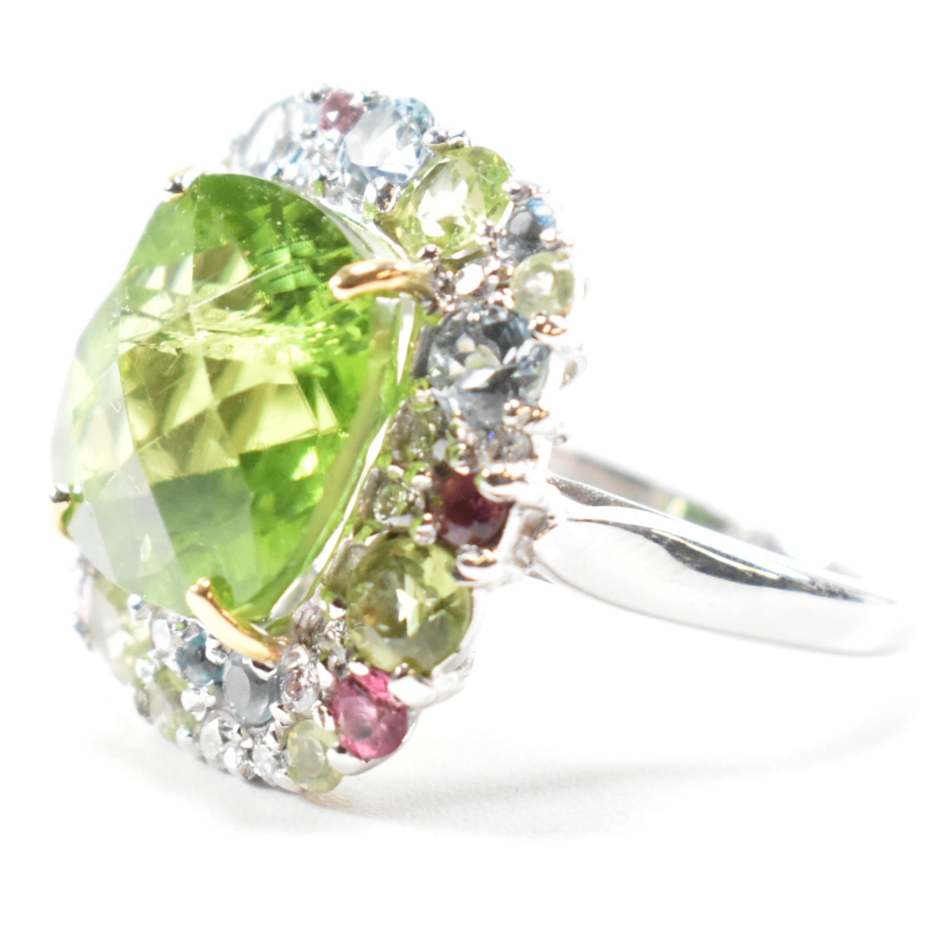 HALLMARKED 18CT GOLD PERIDOT DIAMOND & GEM SET CLUSTER RING - Bild 2 aus 9