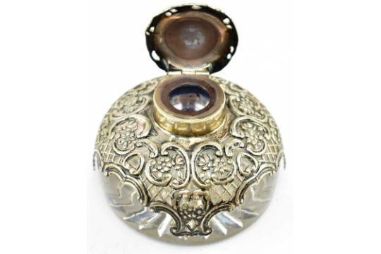 VICTORIAN HALLMARKED SILVER MOUNTED GLASS INKWELL - Image 4 of 9