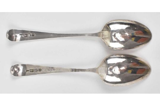 TWO GEORGE III HALLMARKED SILVER TABLE SPOONS & THREE SILVER THIMBLES - Image 4 of 7