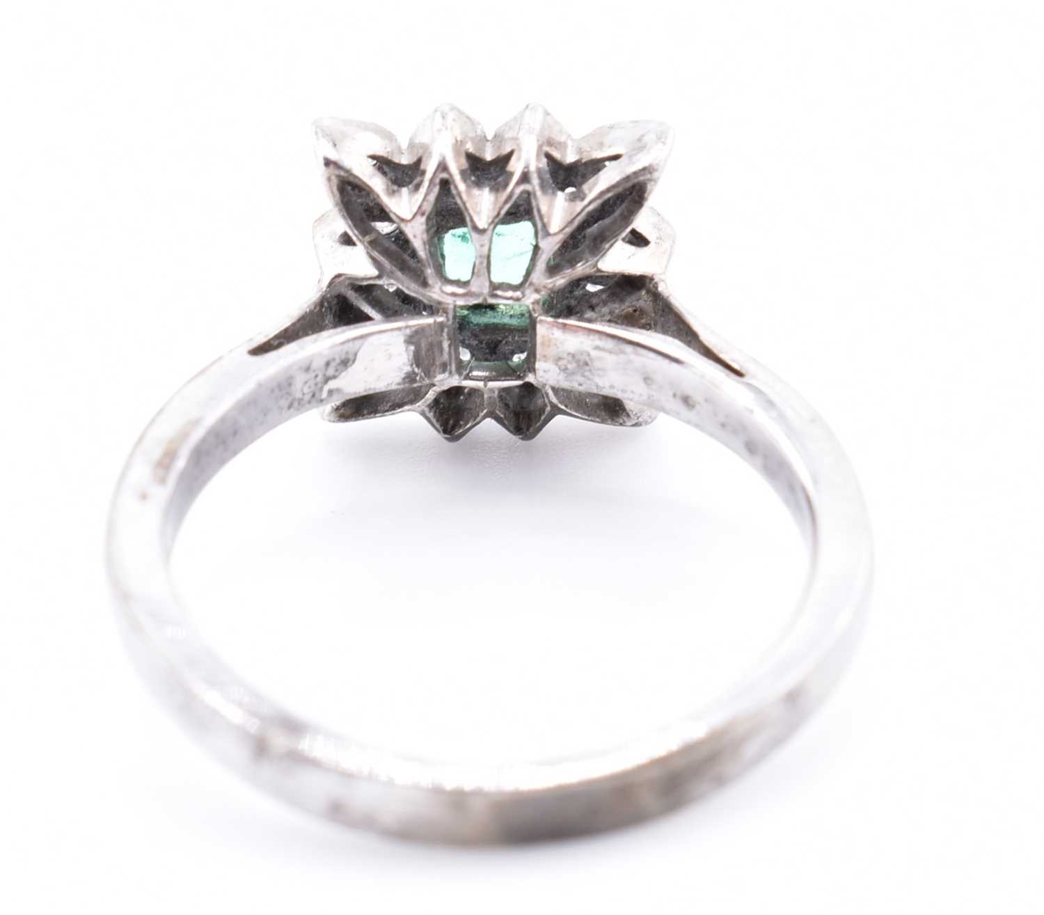 WHITE METAL EMERALD & DIAMOND RING - Image 6 of 6