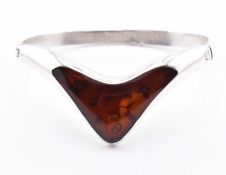 HALLMARKED SILVER LATVIAN SILVER & AMBER HINGED BANGLE