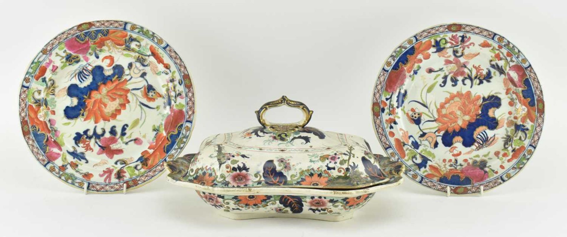 MASONS IRONSTONE - TWO EARLY 19TH CENTURY IMARI PLATES AND A SIMILAR LIDDED TUREEN