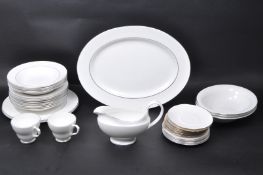 WEDGWOOD - VINTAGE SIGNET PLATINUM DINNER SERVICE