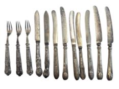 ASSORTMENT OF HALLMARKED SILVER HANDLED FLATWARE