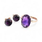 9CT GOLD AND AMETHYST EARRING AND RING SET.