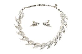 1950S SIGNED LISNER SILVER TONE NECKLACE & EARRING SUITE