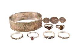COLLECTION OF SILVER JEWLLERY & A METAL BROOCH