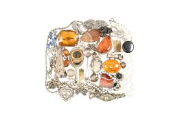AN ASSORTMENT OF SILVER METAL & COSTUME JEWELLERY