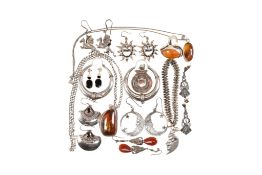 ASSORTMENT OF SILVER, WHITE METAL & GEM SET JEWELLERY
