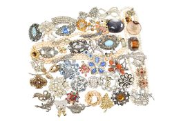 COLLECTION OF ASSORTED VINTAGE COSTUME JEWELLERY