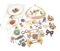 ASSORTMENT OF VINTAGE & ANTIQUE COSTUME JEWELLERY