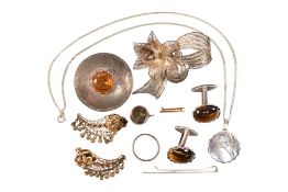 ASSORTMENT OF SILVER & COSTUME JEWELLERY