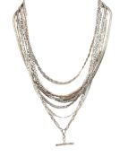 AN ASSORTMENT OF SILVER & WHITE METAL CHAIN NECKLACES